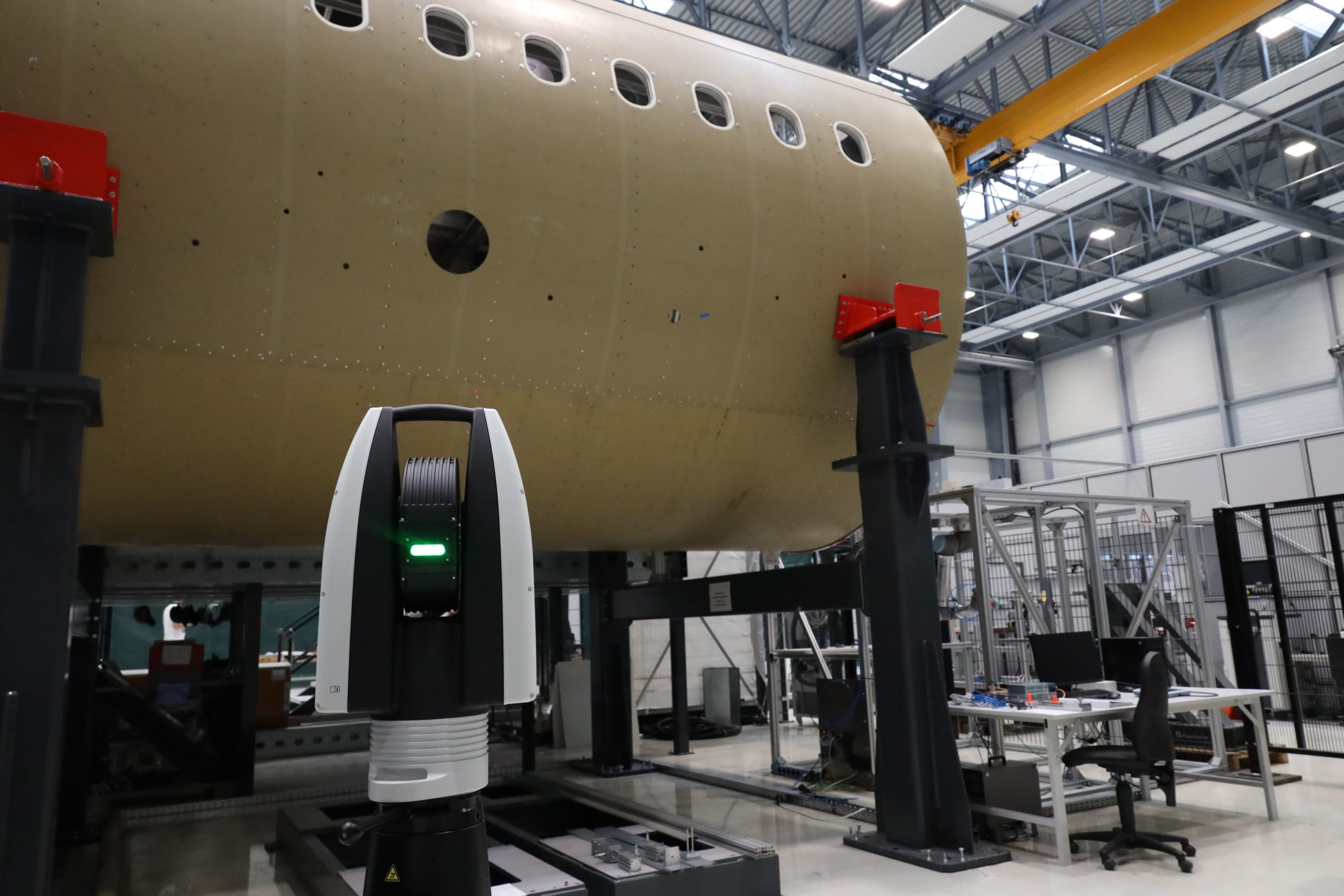 Le laser tracker Leica Absolute Tracker ATS800 en pleine inspection d'un fuselage d'avion